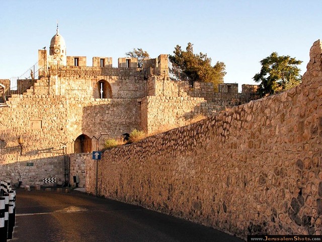 Titus destroys Jerusalem