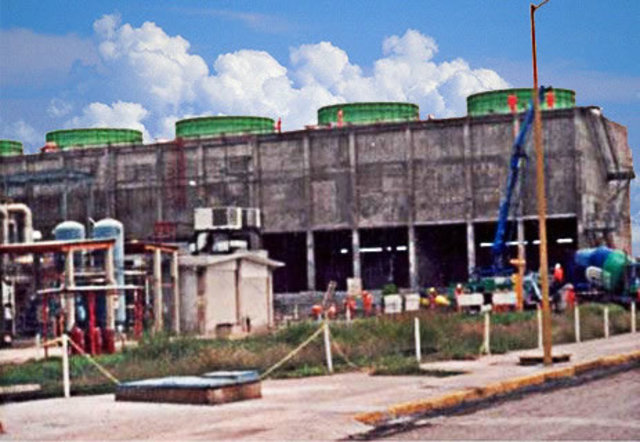 El énfasis químico del agua de refrigeración está en los programas que permiten altos ciclos de concentración para minimizar el uso de agua y la aplicación de aguas residuales en sistemas de enfriamiento.