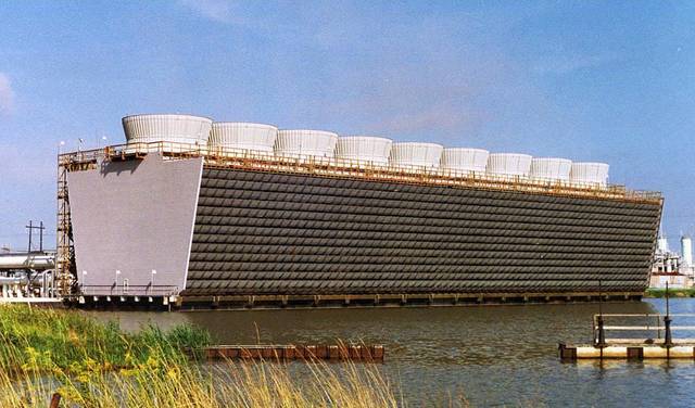 1927, fragilización de calderas causada por estrés metálico y concentración de hidróxido de sodio.