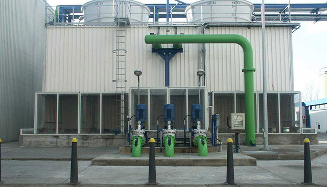 El tratamiento del agua de refrigeración se vio afectado por consideraciones ambientales. El uso de polímeros en el tratamiento del agua de refrigeración progresó junto con una tendencia inicial a programas de tratamiento de agua  más alcalinos