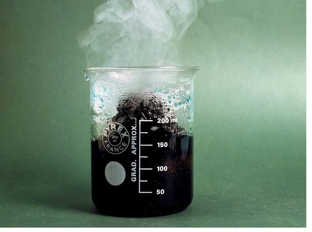 Robert Boyle hace reaccionar metales con ácido, formando hidrógeno