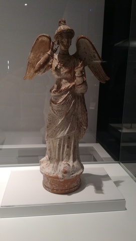 Fíbula amb una Niké voladora