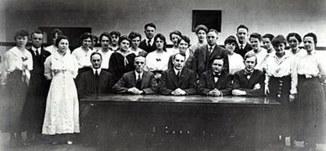 El Consejo de Administración de la Universidad de Wisconsin, acordó establecer un curso universitario por correspondencia