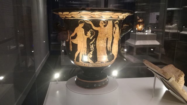 Niké coronant un escriptor de tragèdies victoriós.