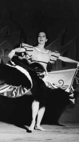 Amalia Hernández funda el Ballet Folklórico de México