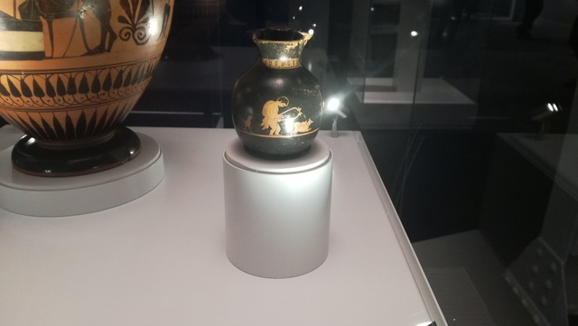 Nen aprenent a tocar la lira