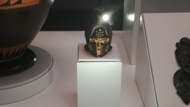 Flascó de perfum en forma de cap amb casc