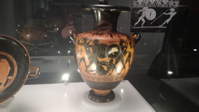 Aquil·les agotzonat espera per parar la emboscada de Troilos