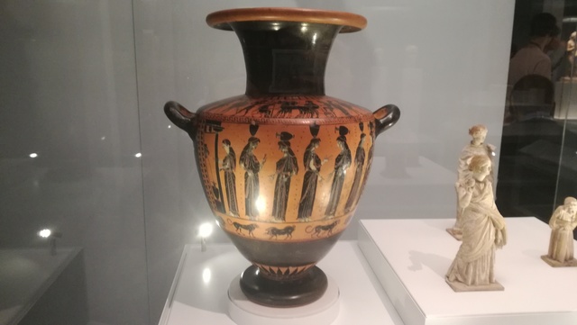 Dones xerrant en una font