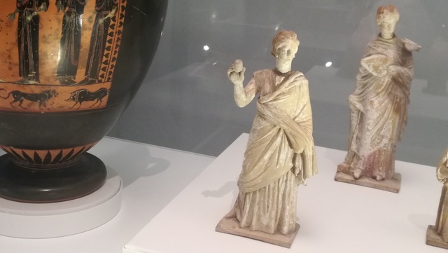 Dones amb roba elegant