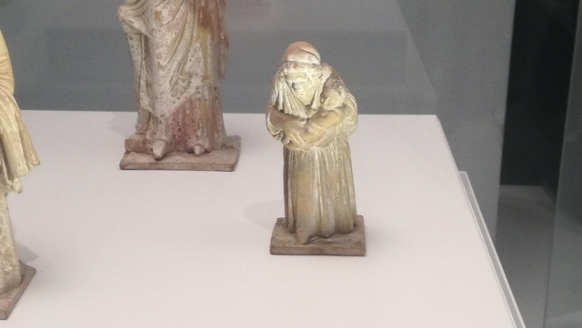 Vella mainadera encorbada bressolant