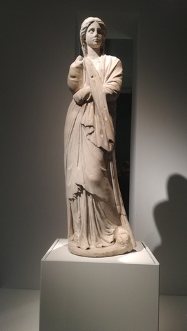 Dona elegantment vestida