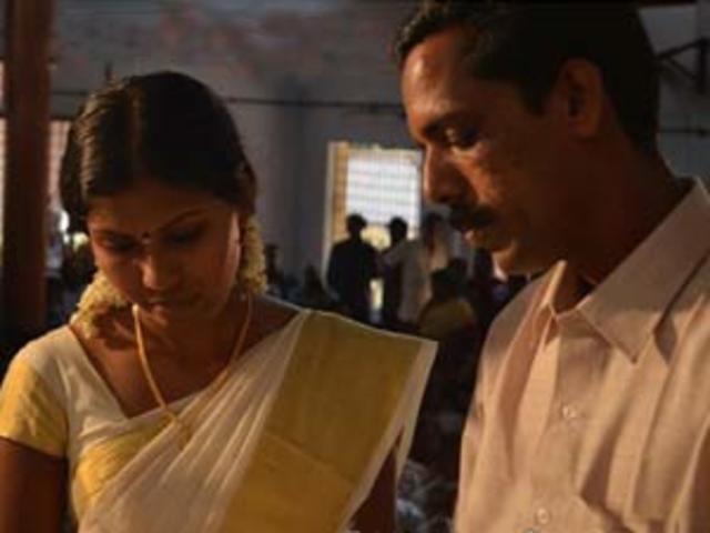 ബീച്ചില്‍ അടുത്തിരുന്ന് സംസാരിച്ച ദമ്പതികളെ  പോലീസ് കസ്റ്റഡിയിലെടുത്തു