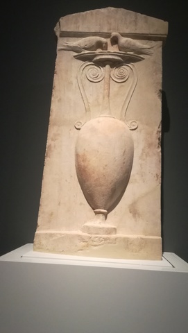 Estela funerària amb un lutròfor i coloms
