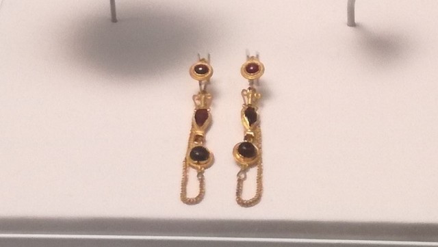 Les joies:Arracades amb disc i àmfores