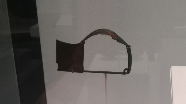 Les joies:Fíbula amb un vaixell i ocells