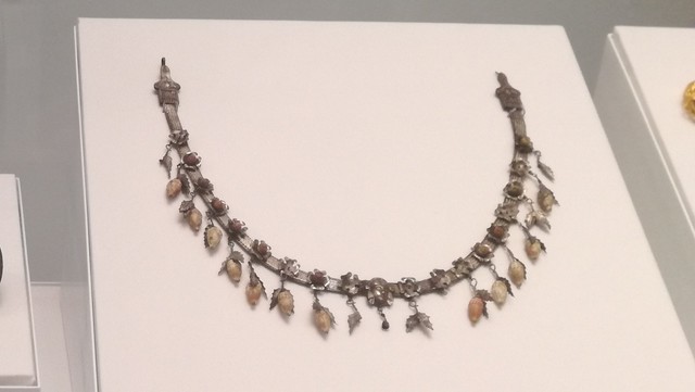 Les joies:Collaret amb glans i un cap femení