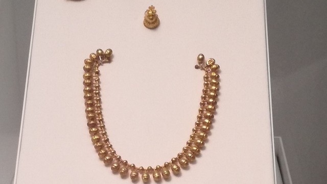 Les joies:Collaret amb brots de murta i penjoll