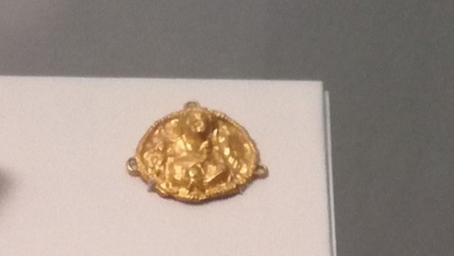 Les joies:Base d'un bol amb Hèlios,el déu solar,al seu carro.