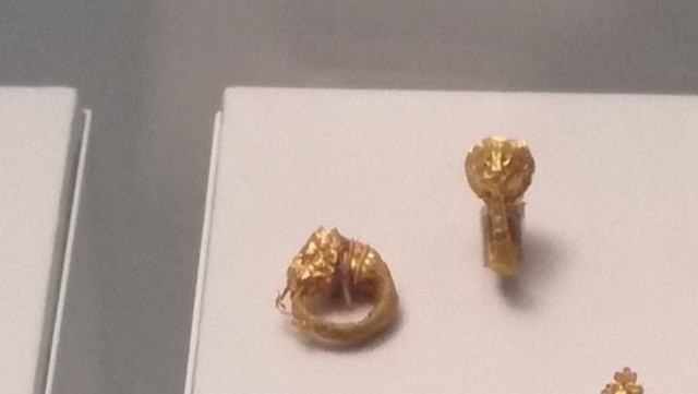 Les joies:Arracades amb cap de lleó.