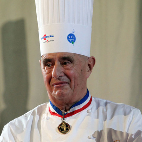 Paul Bocuse s'engage volontairement dans l'Armée française de la Libération du général de Gaulle.