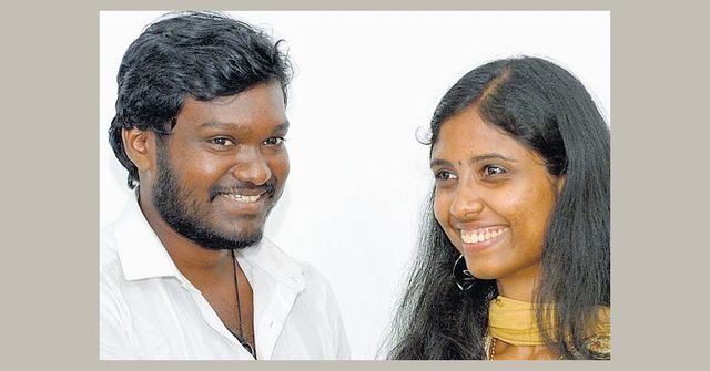 കനകക്കുന്ന് കൊട്ടാരവളപ്പില്‍ ഒന്നിച്ചിരുന്നത് പോലീസ് ചോദ്യം ചെയ്തു