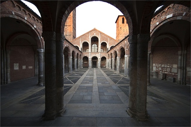 Viene sviluppato il quadri-portico che sta davanti alla facciata