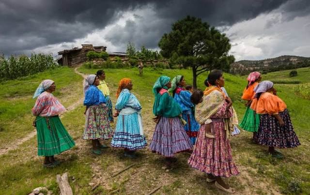 Se crea una escuela por radio
