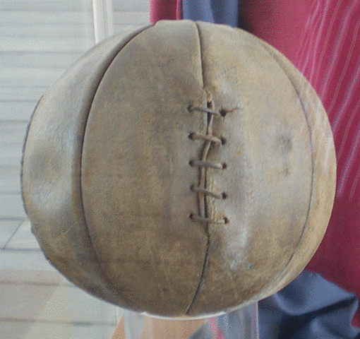 Emplean el primer balon para baloncesto