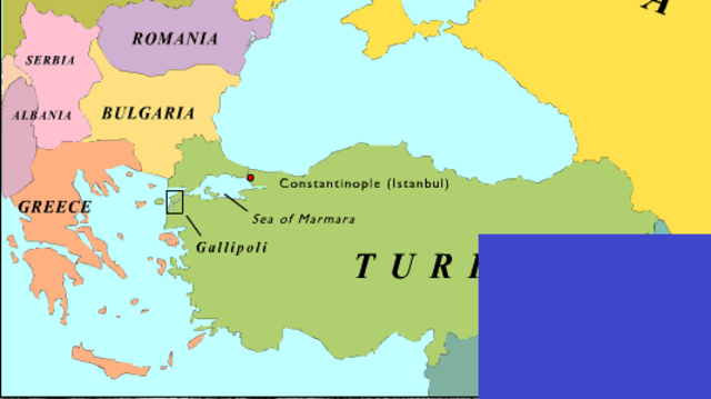 Tropas inglesas, neozelandesas, australianas y francesas intentan desembarcar en la península de Galípoli, pero las bloquean las tropas turcas, dejando 180.000 muertos aliados y 66.000 turcos