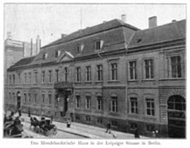 Comienza sus estudios universitarios