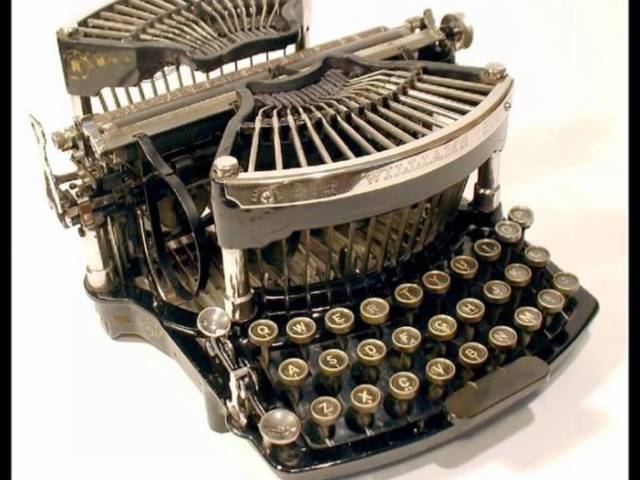 el primer intento de producir una maquina de escribir