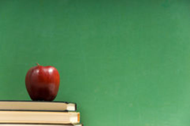 Uso de pizarras y libros.