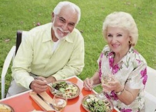 La Gerontología social fue definid por Eduardo Sthiglitz como "una ciencia que se ocupa del hombre como organismo social, que existe en un ambiente social y aceptado por éste".