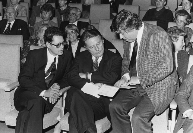 Se le confiere a Erwin Chargaff el Johann-Heinrich-Merck-Preis.