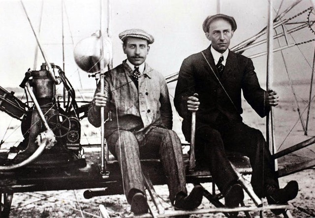 Första flygningen med motorflygplan