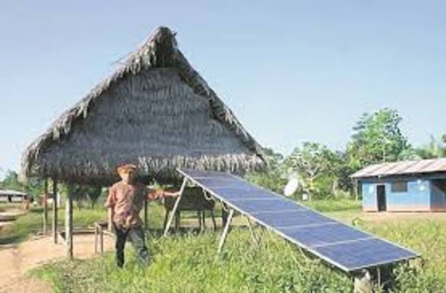 Ministerio de Energía y Minas coloca paneles solares accesibles para los Uros