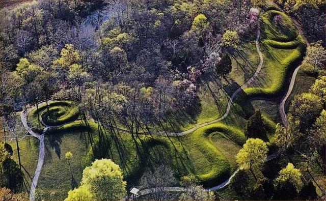 Great Serpent Mound. Adams County, southern Ohio. Mississippian (Eastern Woodlands). c. 1070 C.E. Earthwork/effigy mound.