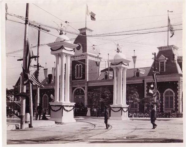 Se inicia la construcción de la Aduana