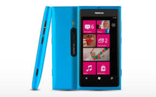 Nokia Lumina 800, es el primer Smartphone corriendo Windows Phone de Nokia, tiene 16 GB de memoria interna, Wi-Fi, GPS.