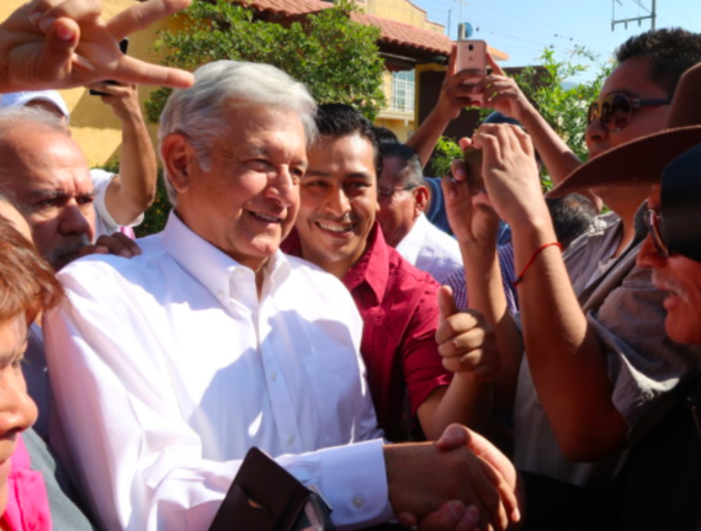 Andrés M. López Obrador se registra como precandidato presidencial de Morena