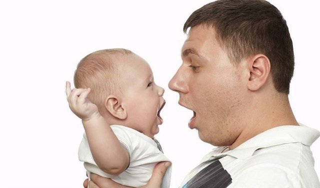 Cuando están a punto de cumplir 1 año han aprendido a interpretar expresiones faciales y gestos para mantener la comunicación.