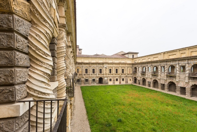 CORTILE DELLA CAVALLERIZZA, PALAZZO DUCALE A MANTOVA