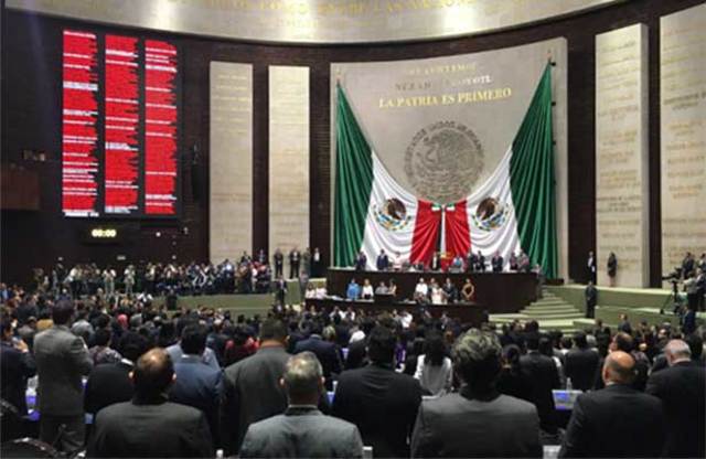 Consigue la mayoría absoluta con los partidos del bloque opositor dentro de la LVII Legislatura