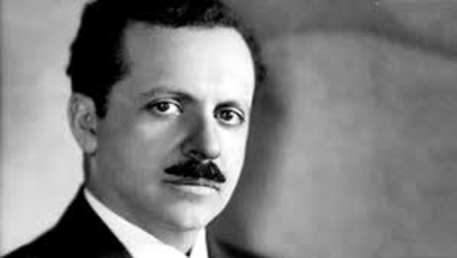 Edwardd L. Bernays es nombrado como el padre de las Relaciones Pùblicas, debido a que ofreciò un tercer modelo de las Relaciones Pùblicas, basado en ciencias sociales y psicologìa. Escribiò el libro Cristalizando la Opiniòn Pùblica.