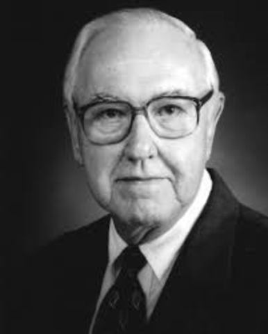 Arthur W. Page; se convirtiò en vicepresidente de American Telephone & Telegraph Company, el cual defendìa que el rendimiento de la empresa constituìan a la aprobaciòn del pùblico, sentando los cimientos del sector de las R.P de las grandes empresas.