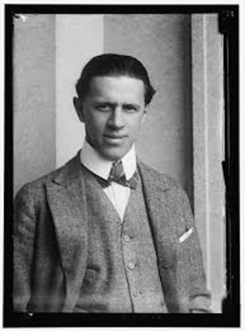 George Creel.;Creò comitè destinado a la publicidad con la finalidad de animar a Norteamerica a la cultura de ahorra comida e invertir en bonos de libertad, mismos adquiridos por mas de 10 millones de personas durante la segunda guerra mundial.