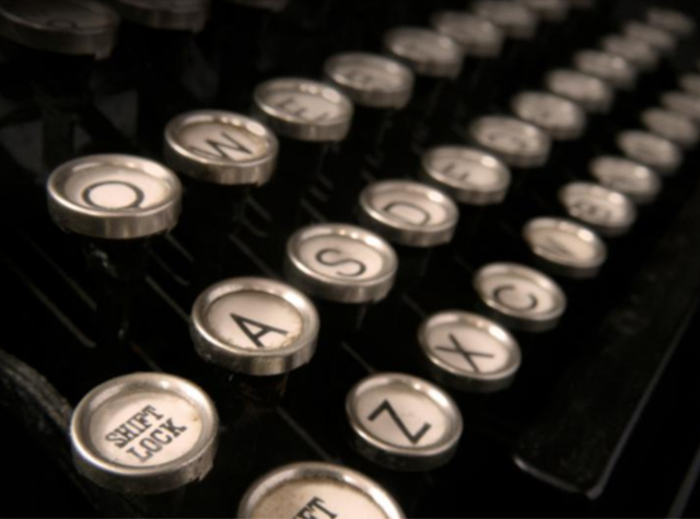 Semejante a la máquina de escribir moderna