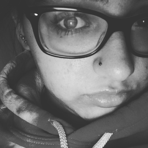 Yo puse una arete de negro en mi nariz.