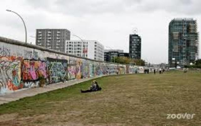 Berlinermuren blir byggd